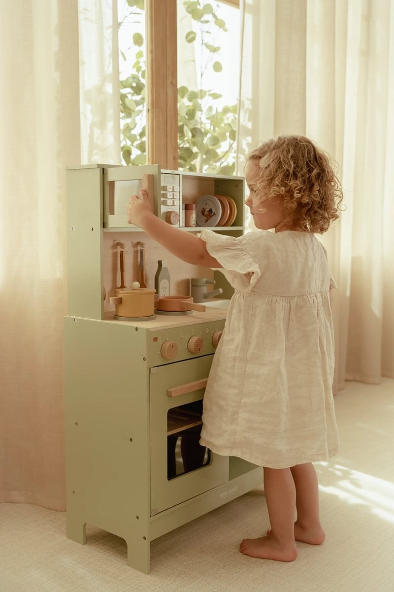 Cocinita menta de madera con accesorios de Little Dutch