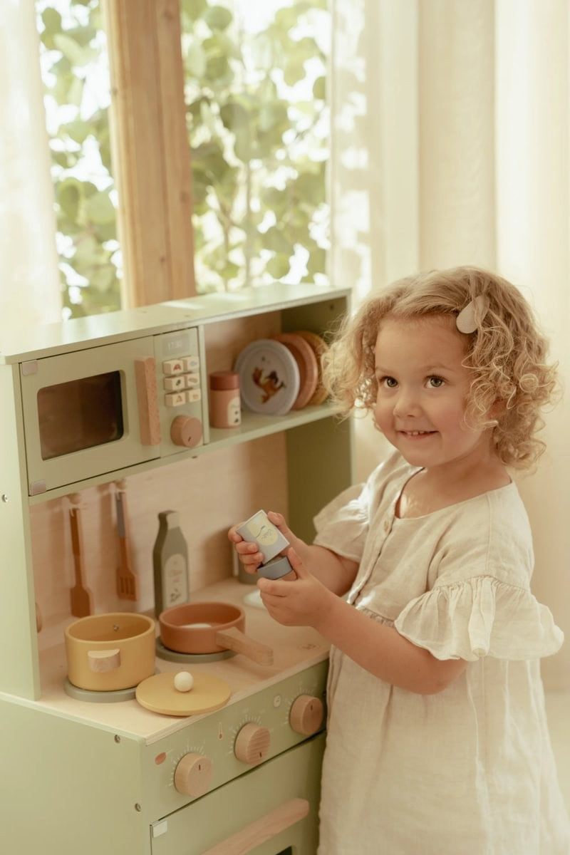 Cocinita menta de madera con accesorios de Little Dutch
