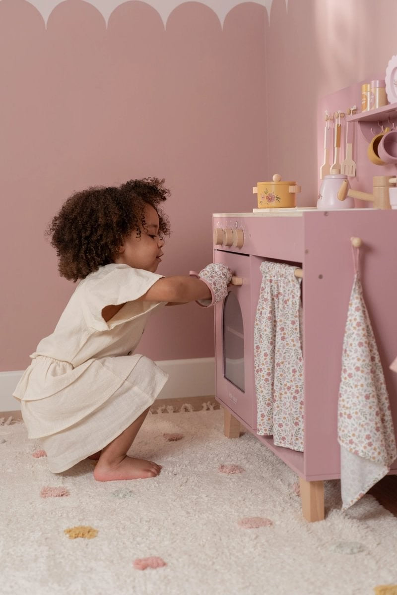 Cocinita rosa madera FSC con accesorios de Little Dutch