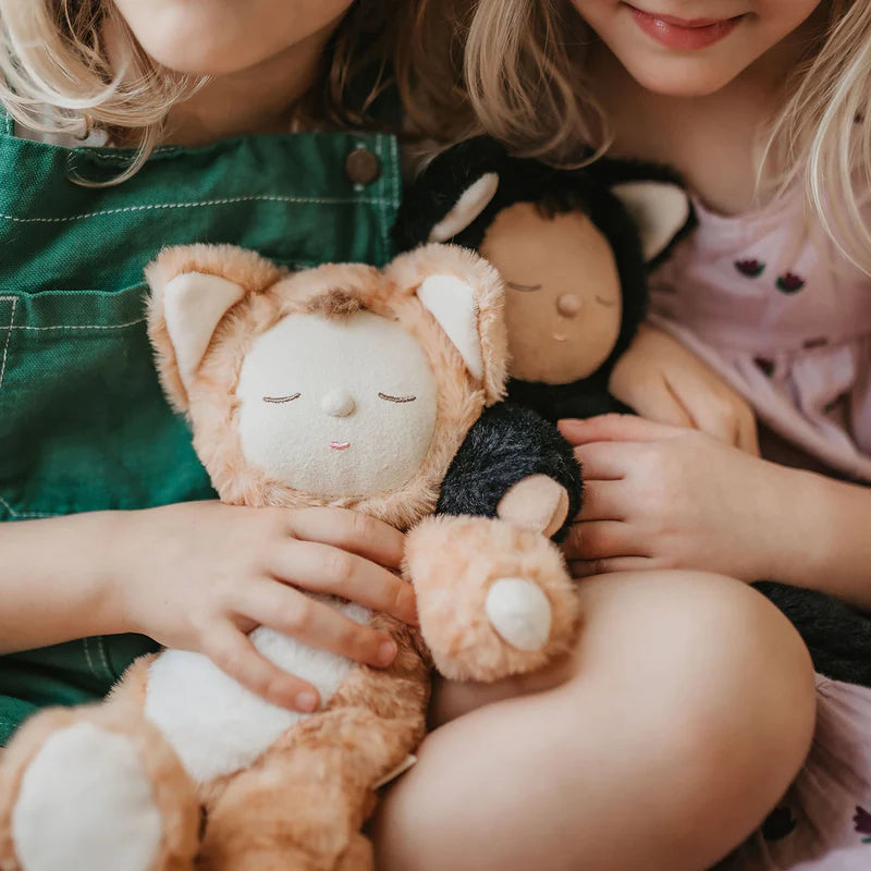 Cozy Dinkum Tabby gato Olli Ella