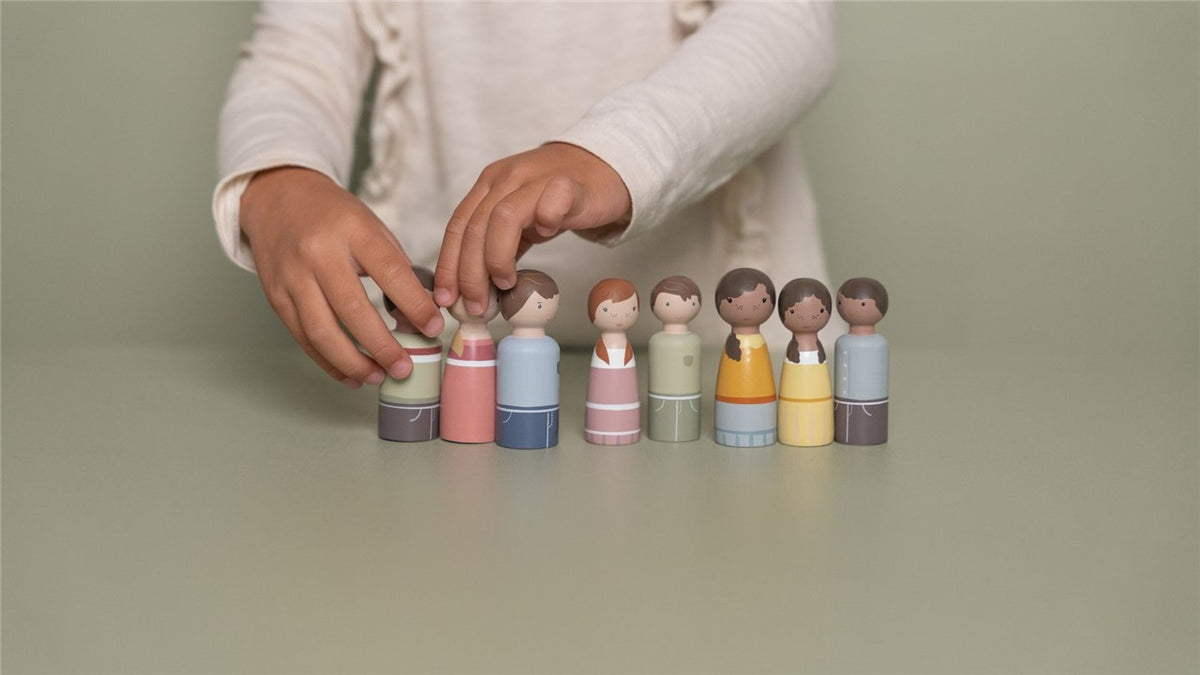 Set familia Rosa para casa de muñecas de Little Dutch
